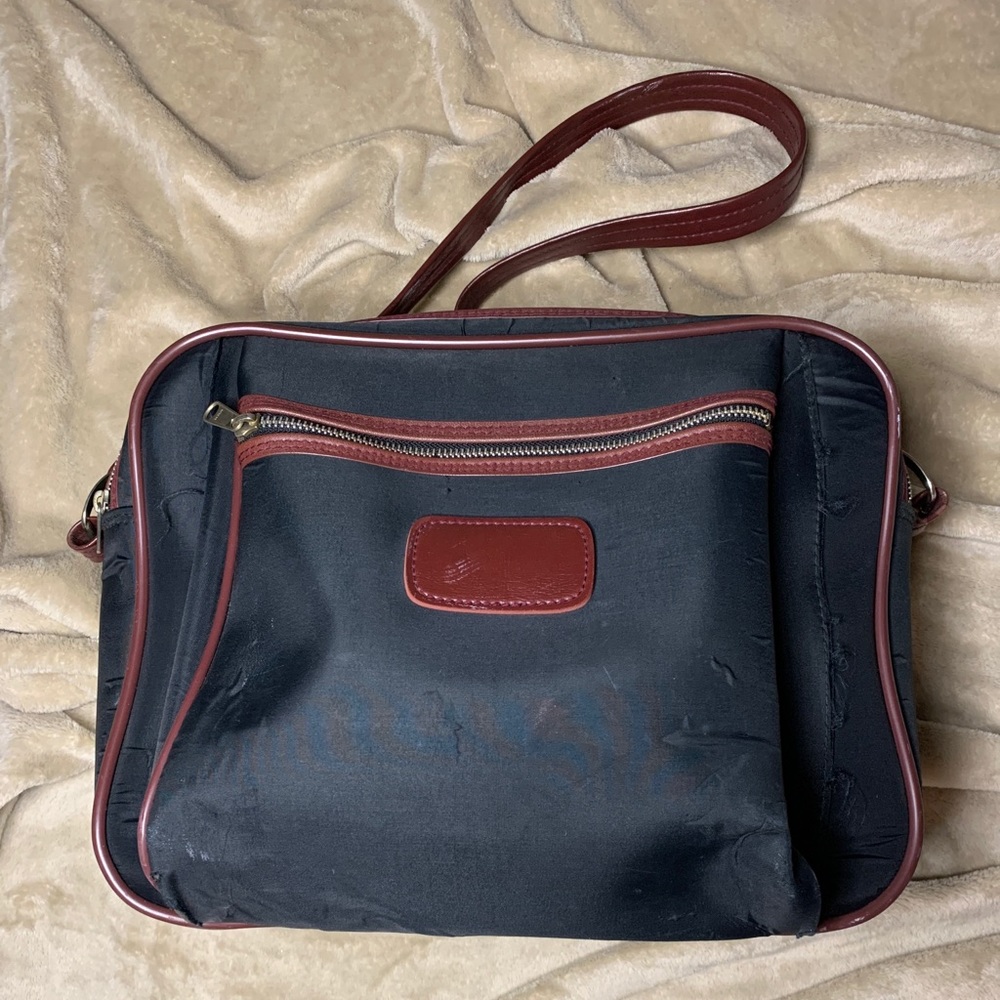 medium sized crossbody sears brgnddy/blck
